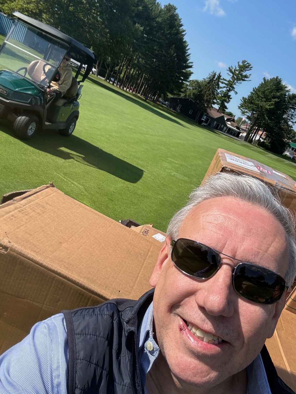 Selfie de Jonathan Latham avec des boîtes de sirop d'érable